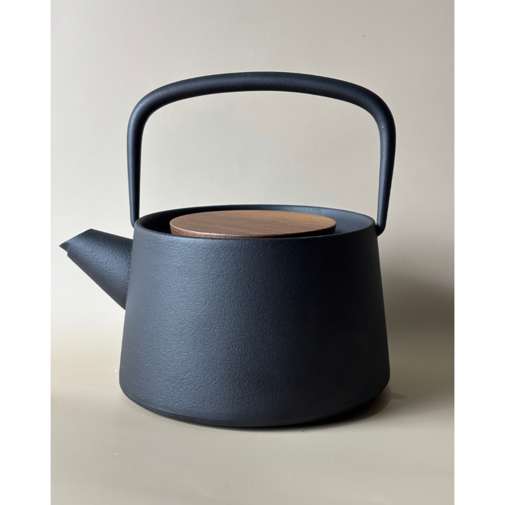 tetu 急須 (New Tetu Kyusu) by Japanese designer Makoto Koizumi 🇯🇵