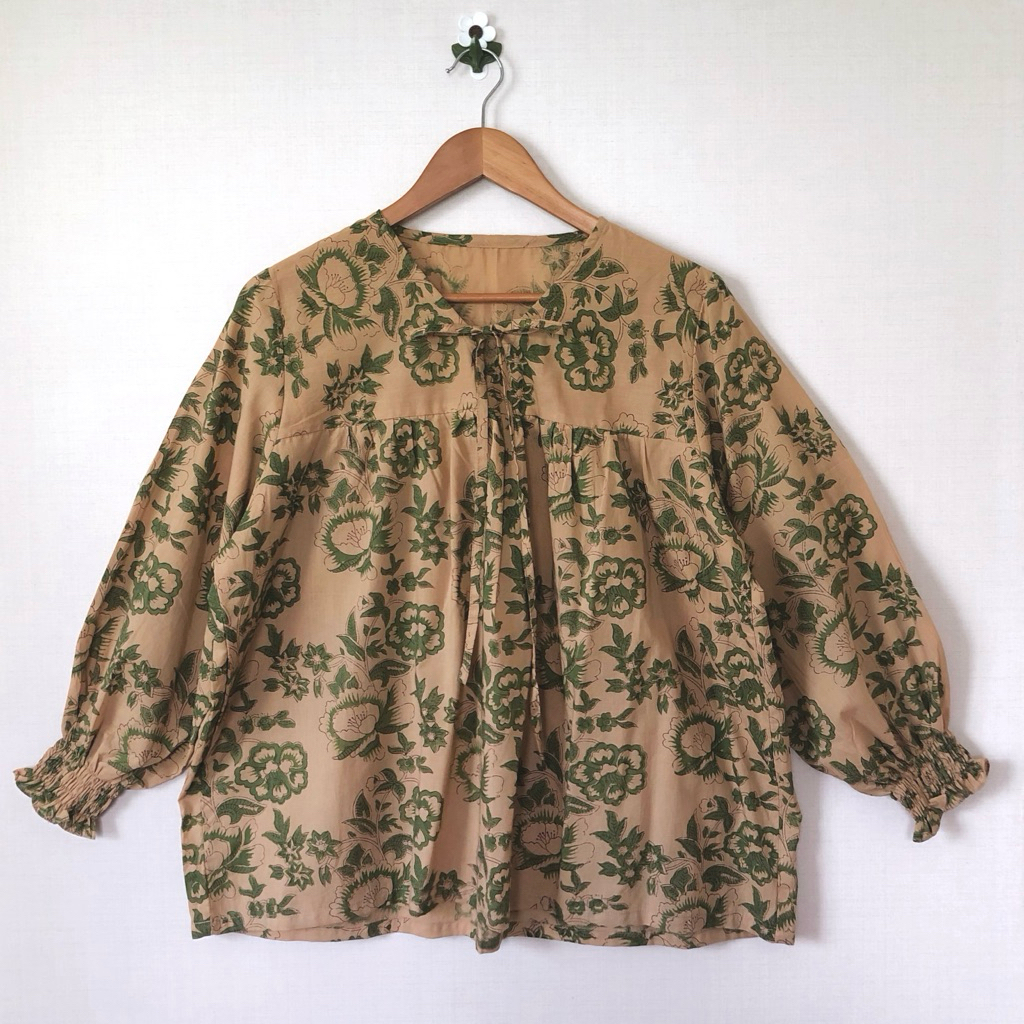 เสื้อผ้าฝ้ายอินเดียแฮนด์บล็อค คอผูกโบว์  แขนยาวเย็บสม็อคปลายแขน