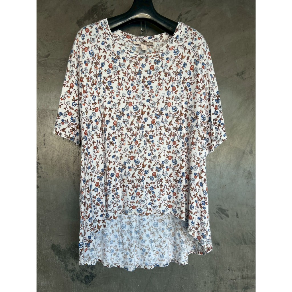เสื้อยืดคอกลม สีครีม ลายดอกสีฟ้าขาวส้ม แขนเลยไหล่ หน้าสั้นหลังยาว Forever21 Size M อก 44" เอว 44" ยา