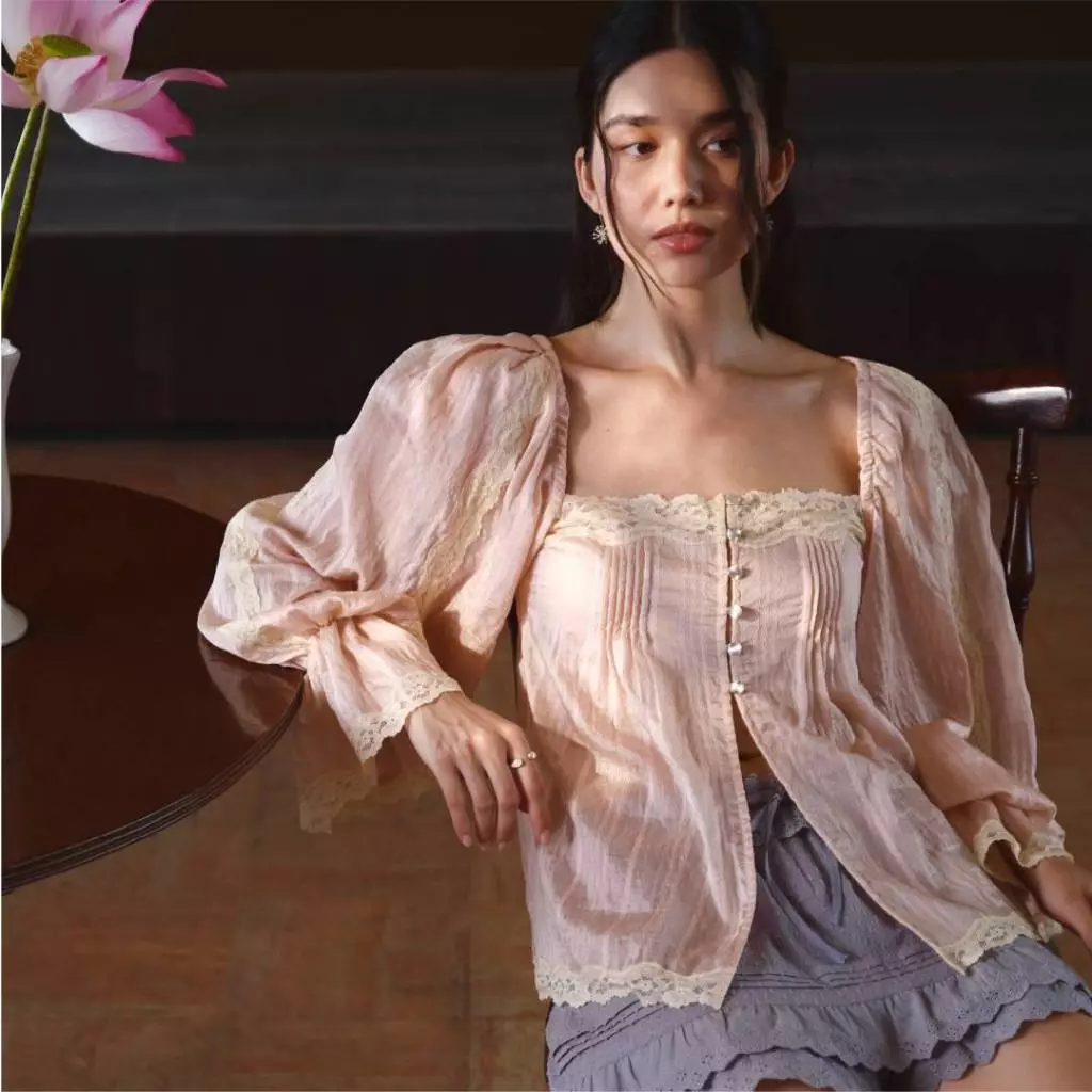 Mitr Petal Blouse เสื้อเบลาส์