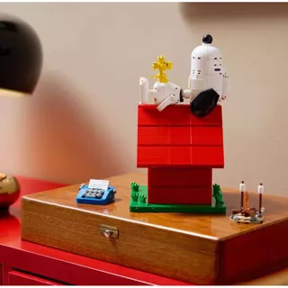 LEGO® Ideas Peanuts: Snoopy’s Doghouse 21368