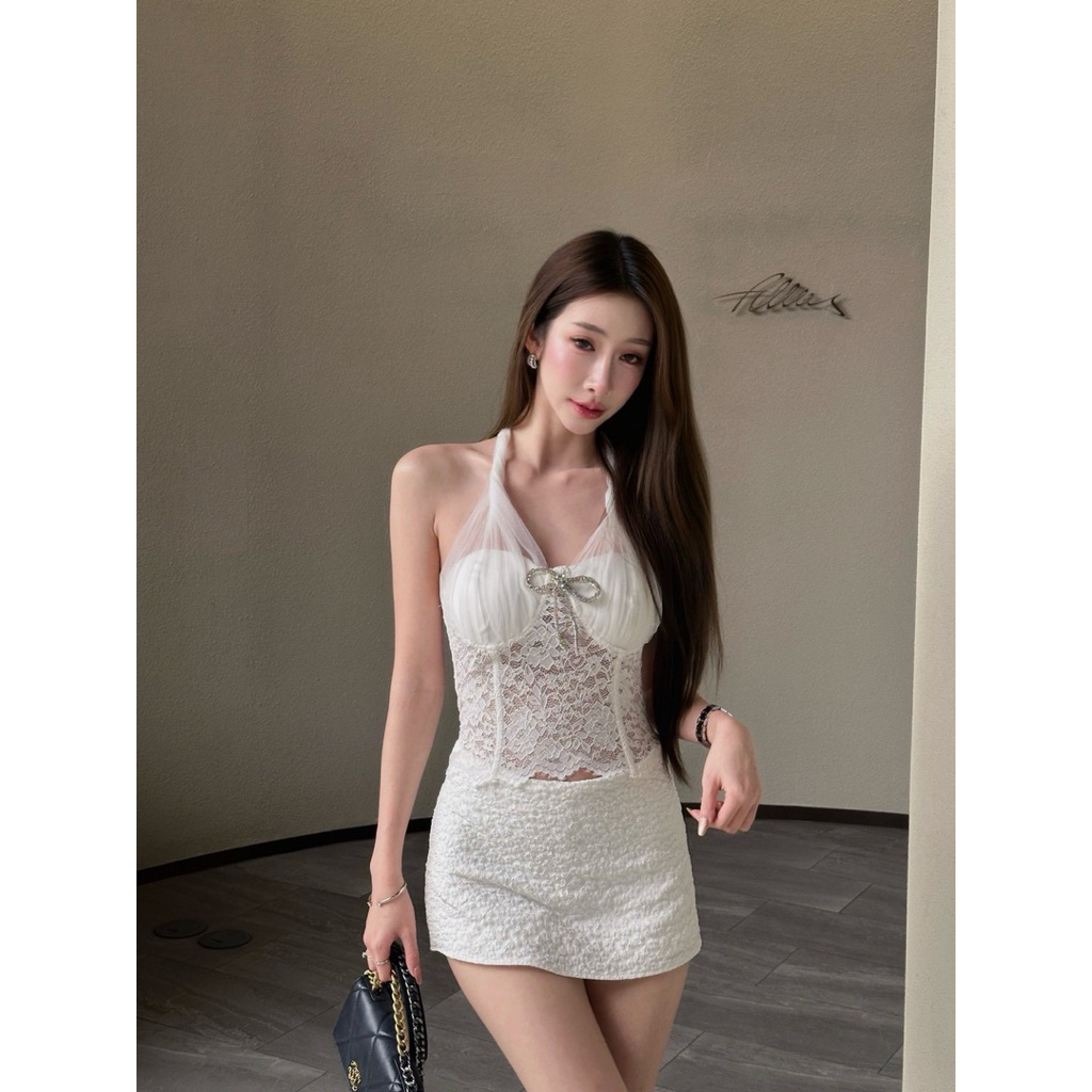 Mia Charm set ชุดเซทเสื้อพร้อมกระโปรง เสื้อสีขาวลูกไม้ตกแต่งด้วยโบว์เพชรเข็มกลัดมีฟองน้ำให้ในตัว
