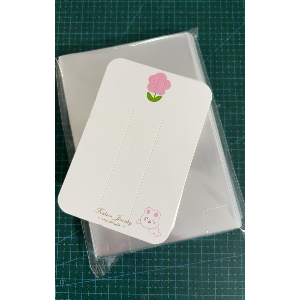 จัดเป็นเซ็ต แผงกิ๊บ ลายน่ารัก ขนาด 7.5x11 cm พร้อมถุงแก้ว ขนาด 4x6 นิ้ว จำนวน 50 หรอื 100 ใบ