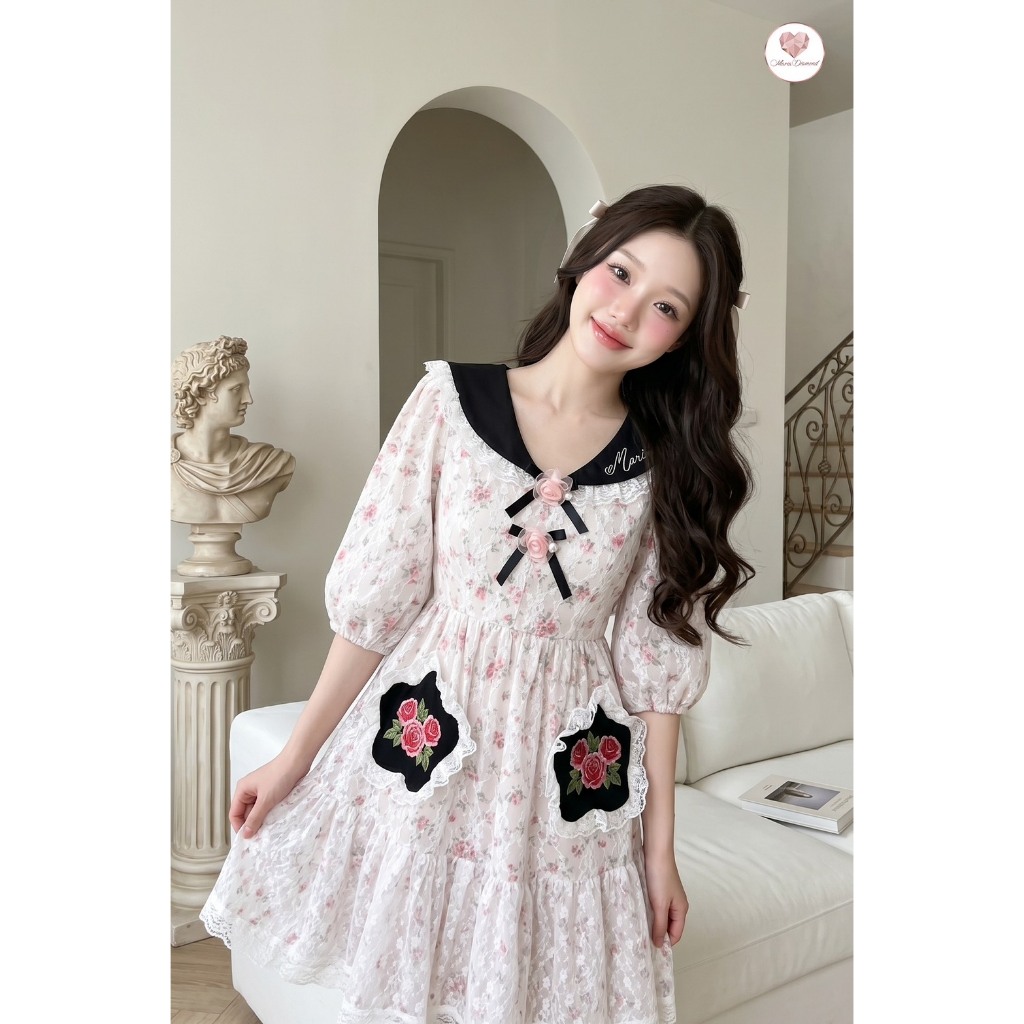 (มี3XL) Anna Bonita Dress เดรสสั้นผ้าลูกไม้แขนสามส่วน ปกงานปัก แต่งโบว์หน้า + เข็มกลัดกุหลาบ ซิปหลัง มีซับใน
