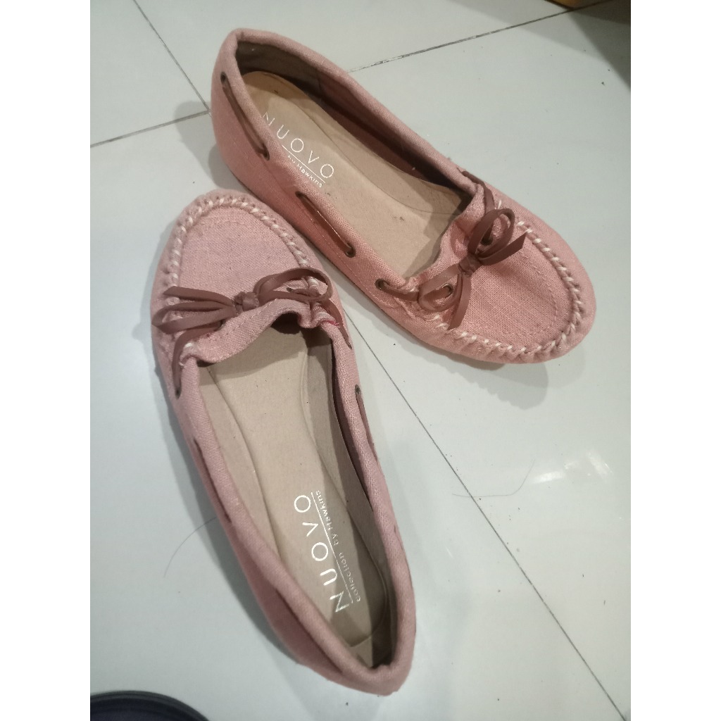 รองเท้าผู้หญิง (มือสอง) NUOVO ขนาด22.5  ซม. ดีไซน์ทันสมัย สีชมพู เจาะรูโดยรอบ ร้อยรูด้วยเส้นหนัง ผูก