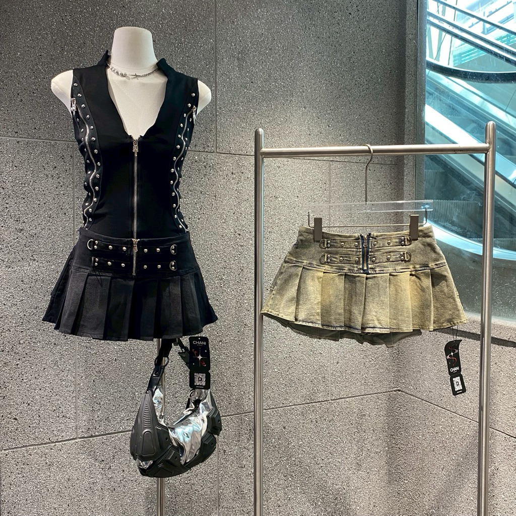 C4580 (ทักแชทเช็คสต็อกก่อนสั่ง) กระโปรงพลีทแต่งหมุด Punk Pleated Skirt 🖤✨ ทรงพลีทสั้นแต่งสายเข็มขัดและหมุดโลหะ ลุคสายแฟ