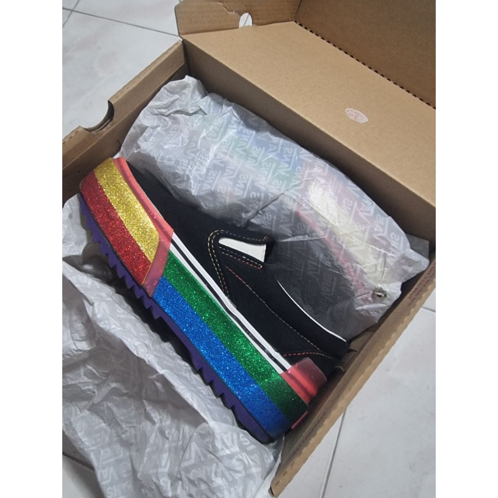 รองเท้าสลิปออน VANS ส้นตึกสีรุ้ง