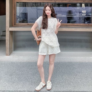 Swan shop ชุดเซ็ตเสื้อลูกไม้ถักโครเชต์สีครีม + กางเกงขาสั้น เอวสม็อค ทรงหลวม ใส่สบาย ลุคคาเฟ่/เที่ยวทะเล สไตล์เกาหลี