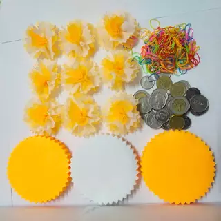 กระดาษห่อเหรียญโปรยทาน 3 ชั้น จัดสีสลับขาว ขอบกลมหยัก รวม 300 เเผ่น (ห่อได้100เหรียญ) พร้อมหนังยาง ราคาถูกโรงงานผลิต