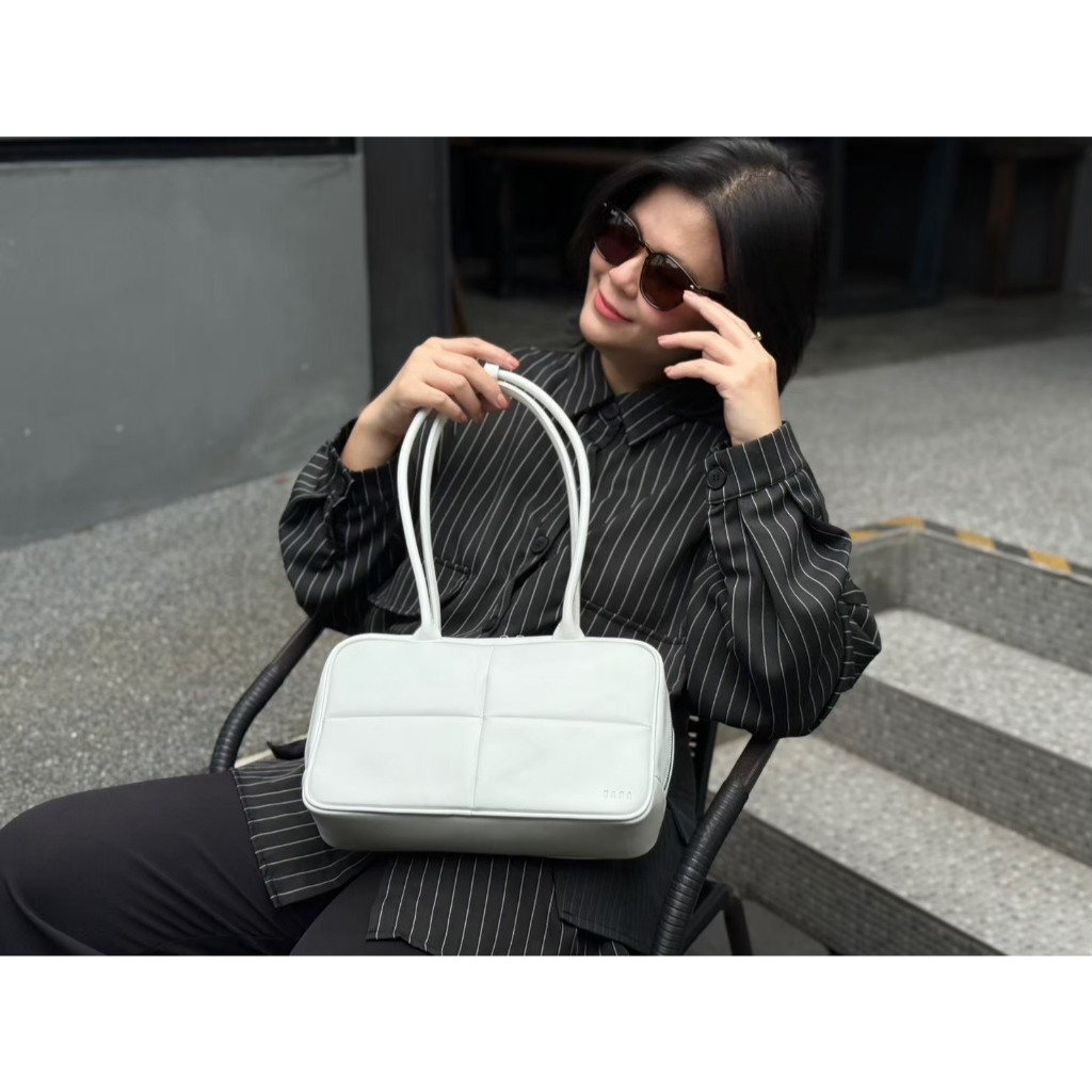 Clearance SALE 60% ไม่สามารถเปลี่ยนคืนได้ Pillow L Leather Bag กระเป๋าสะพายหนังแท้ By VARA