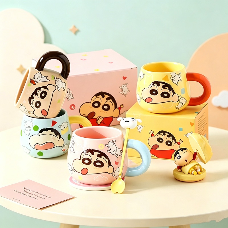 【ของแท้】แก้วเซรามิกนูนต่ำ Crayon Shin-chan ชินจัง แก้วมัคเซรามิค  แก้วมักคิวท์l มีช้อน รวมกล่องของขวัญ ของขวัญวันเกิด