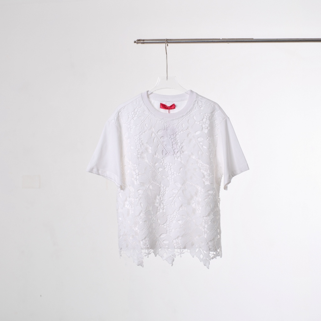 Lawyer Store | [724307] เสื้อยืดคอกลม แขนสั้น แต่งลูกไม้ลายใบไม้ด้านหน้า แต่งดีไซน์ลูกไม้ฝรั่งเศส เสื้อผู้หญิง