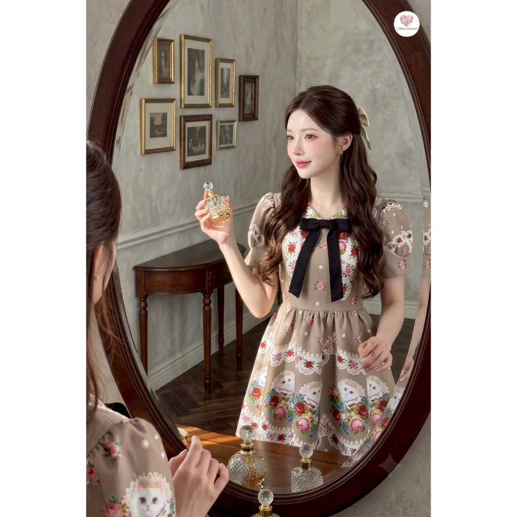 (มี3XL) Maria Diamond สีน้ำตาล Retro Cat Dress เดรสสั้นวินเทจผ้าเปเป้พิมพ์ลาย แต่งโบว์ดำด้านหน้า ซิปหลัง มีซับใน