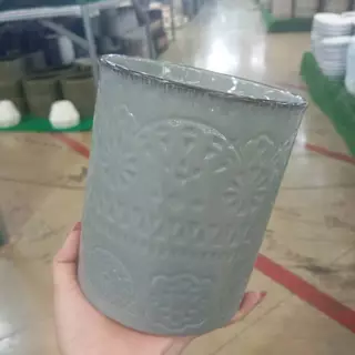 กระบอกใส่ช้อนส้อมเซรามิกสีเทาจากแบรนด์ ซึ่งมีลวดลายพื้นผิวแบบนูน