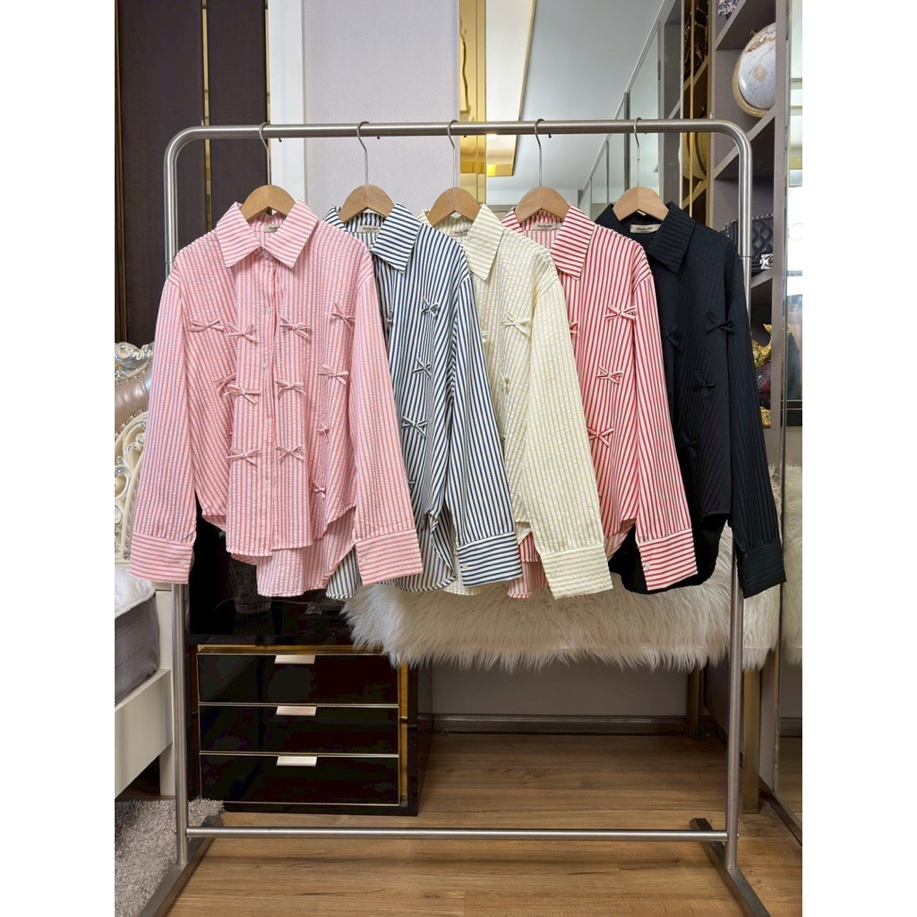 เสื้อเชิ้ตแขนยาว แต่งโบว์หน้า ลายริ้ว (เนื้อผ้า บับเบิ้ล)“