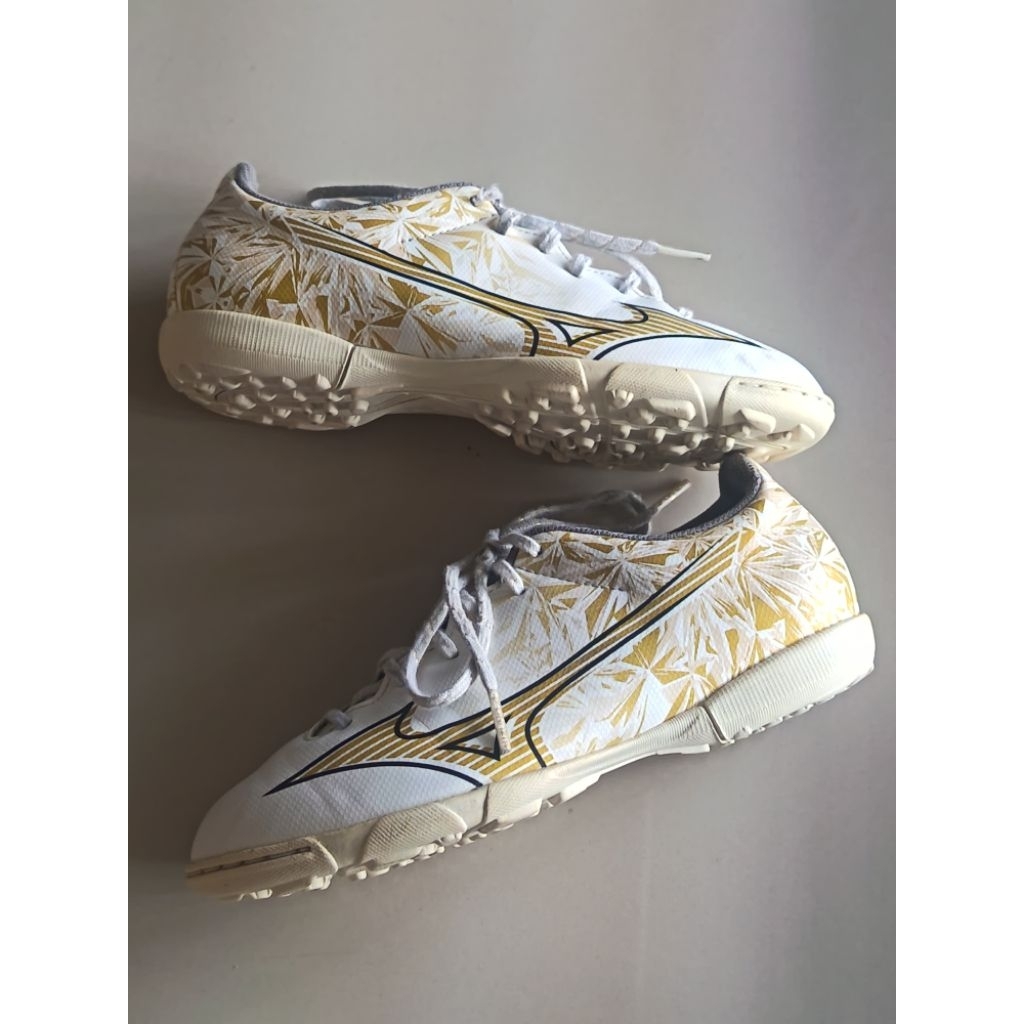 รองเท้าเตะบอล Mizuno ยาว 22cm EU35 ของแท้ มือสอง ร้อยปุ่ม
