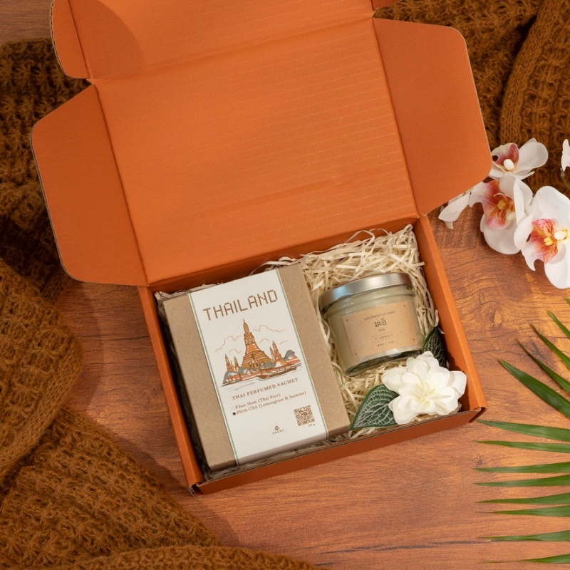 WELCOME TO THAILAND/BANGKOK GIFT SET เซตของขวัญที่ระลึกไทยๆ ถุงหอมปรับอากาศและเทียนหอมอโรม่า
