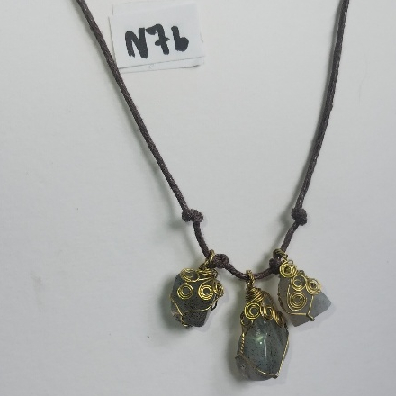 N76จี้พลอยลาบราโดไลต์ดัดลายลวดทองเหลือง