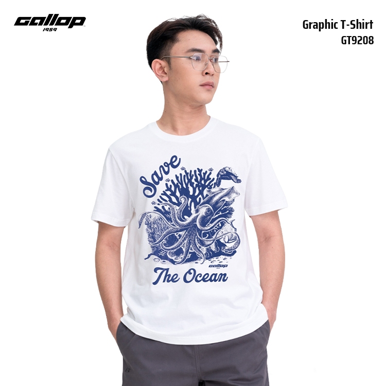 GALLOP Men’s Graphic T-Shirt เสื้อยืดคอกลมลายกราฟิก ทรง Regular Fit (GT9208)