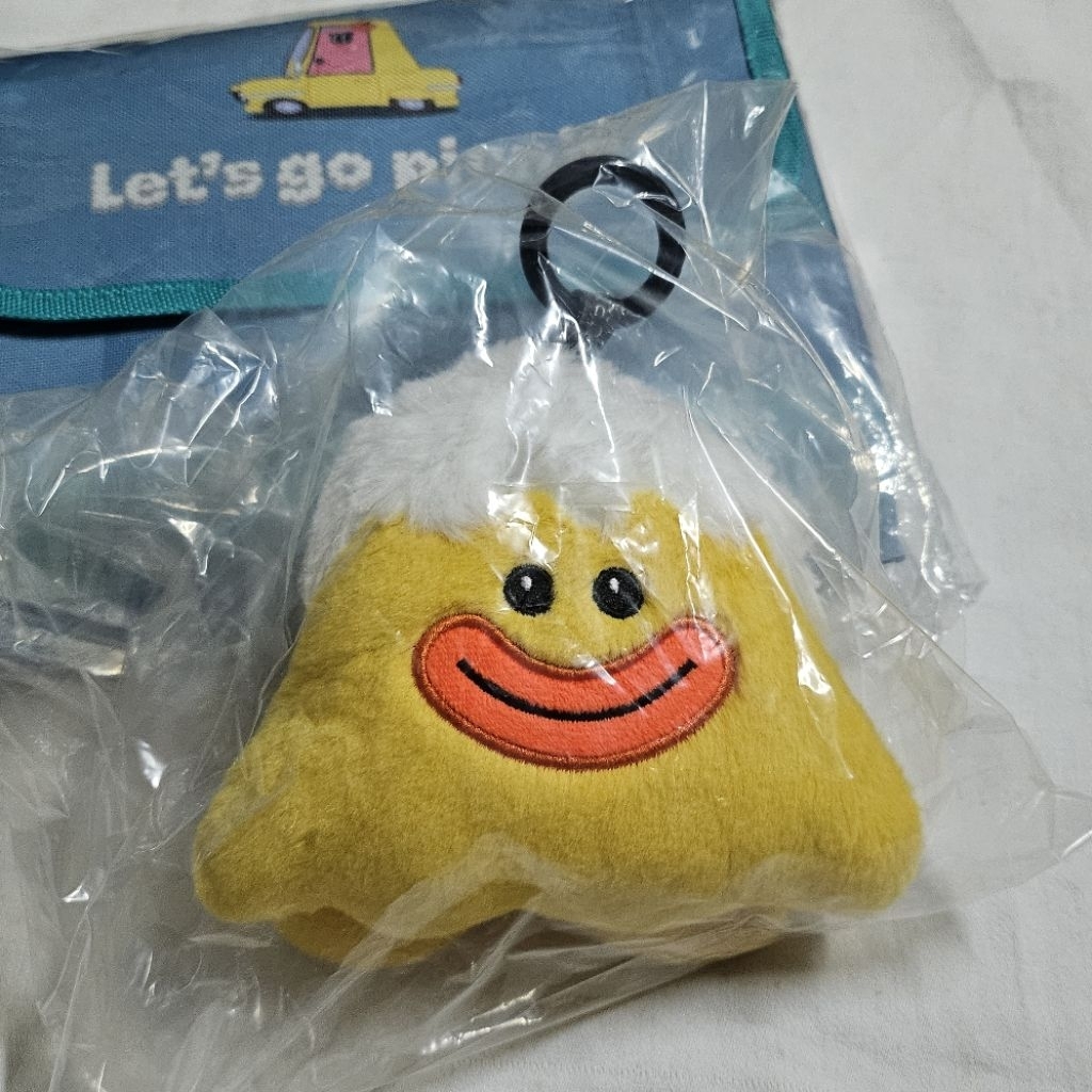 Gourmet eat Let's go picnic mat keychain พวงกุญแจ เสื่อ กระติกน้ำ