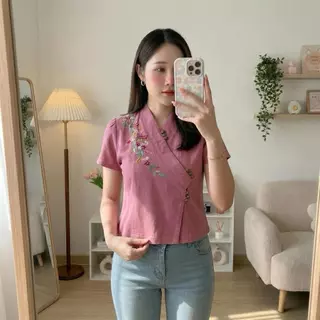 เสื้อผ้าฝ้ายผู้หญิง ทรงป้ายจีบไหล่ ปักดอกไม้ แต่งกระดุม 9 เม็ด ผ้าฝ้ายชินมัย งานปักมือ Handmade