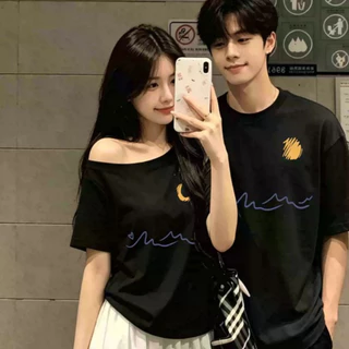 COD-เสื้อคู่รักฤดูร้อน 2026 ดีไซน์มินิมอล เสื้อยืดสีครีมลายพระจันทร์พระอาทิตย์ ผู้หญิงไหล่ลาดสายเดี่ยว ผ้านุ่มระบายอากาศ