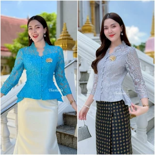 เสื้อลูกไม้รุ่น-มรกต แขนยาว 5ส่วน คอวี ตกแต่งกระดุมแกะได้ ใส่เข้ารูปทรงสวย