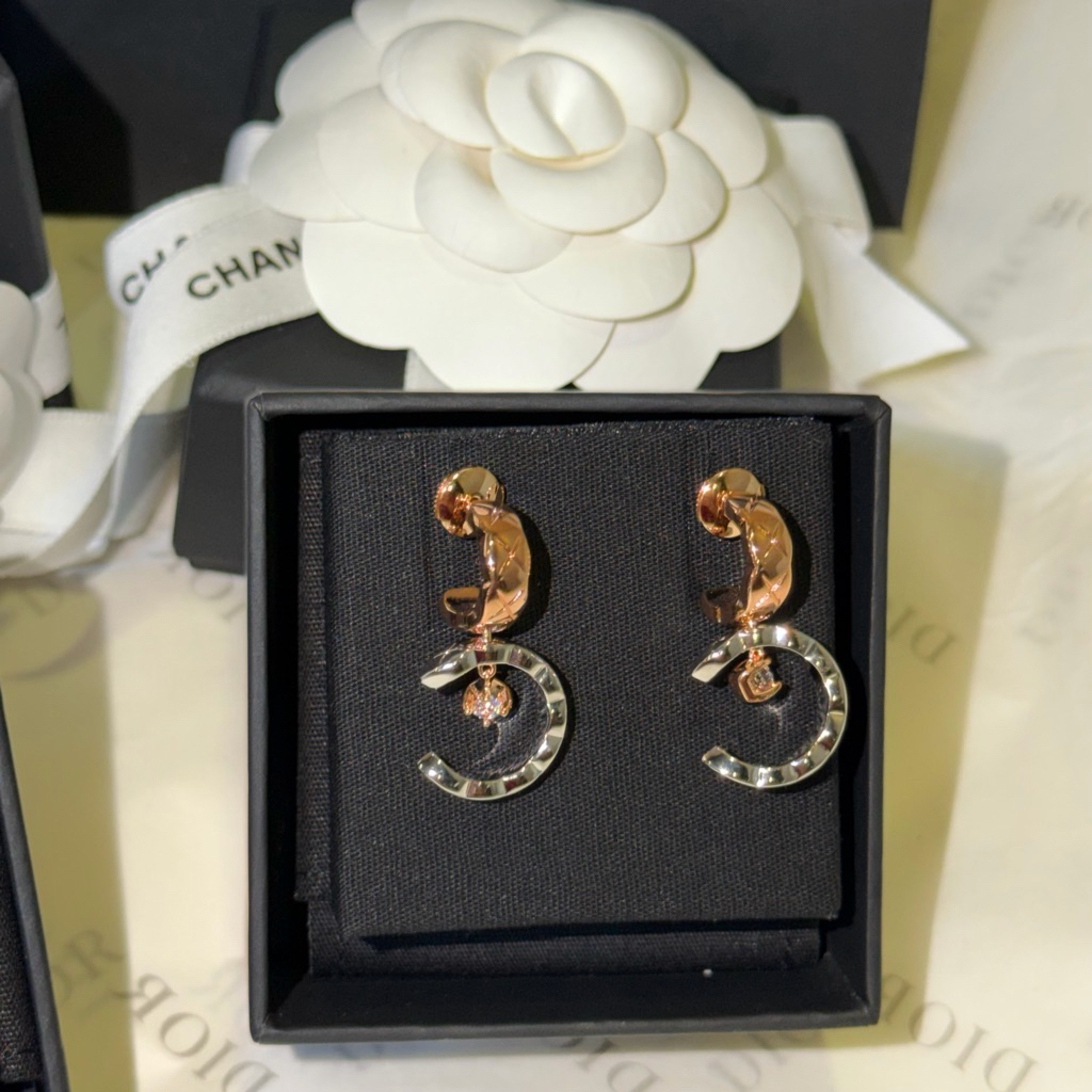 AW12 ต่างหู C h a n e l Vip Gift ของสมนาคุณจากเคาท์เตอร์ประจำปี ของแท้ค่ะ มีสลักปั๊มสีเงิน Not For Sale