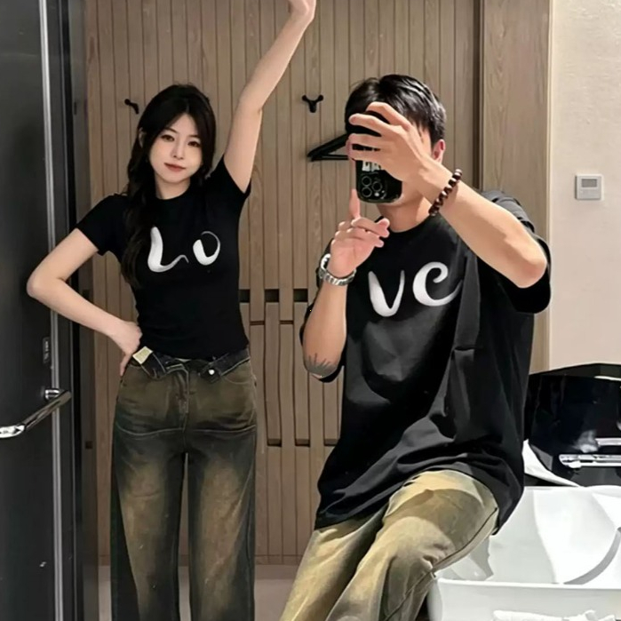 COD-เสื้อยืดคู่รักสีดำฤดูร้อน ลายตัวอักษร Lo Ve แยกชิ้นคู่รัก ทรงกระชับสาว/หลวมหนุ่ม เหมาออกเดตช้อปปิ้งทุกวัน