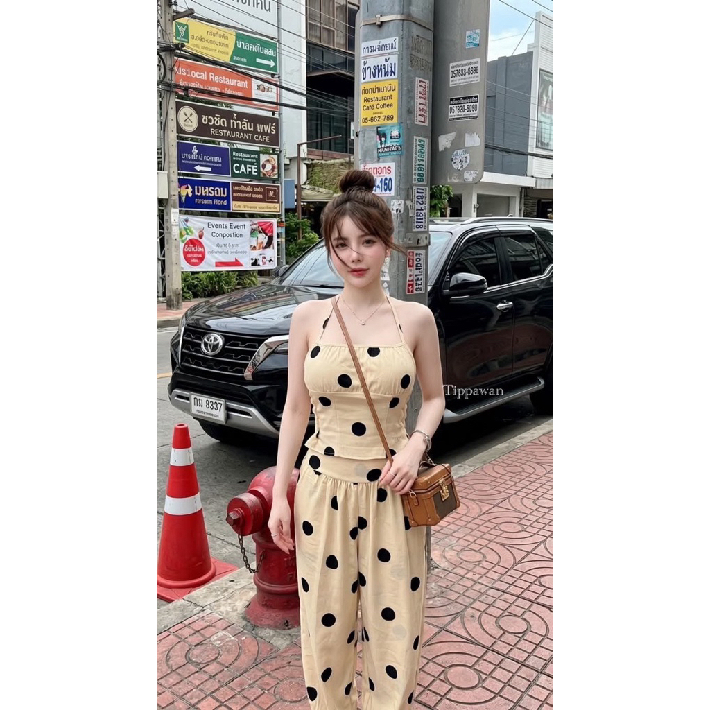 ชุดเซท 2 ชิ้น เสื้อคล้องคอสม้อคหลัง กางเกงขายาว สีครีม