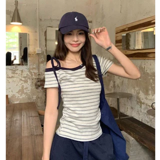 Paula พร้อมส่ง🌴เสื้อแขนสั้นลายริ้ว🌴คอเบี่ยงข้างเดียว มีริบบิ้นผูกสายสะพาย สไตล์สาวหวานเกาหลี แมตช์กางเกงใส่ประจำวัน