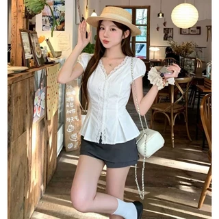 Elly พร้อมส่ง🦄เสื้อแขนสั้นคอวีลูกไม้ประดับ🦄สไตล์สาวหวาน ตัวรัดรูปร่างปลายกระโปรงบาน เหมาะใส่เที่ยวคาเฟ่และออกเดท