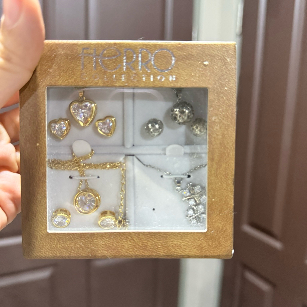 ชุดสร้อย+ต่างหู (4คู่) Fierro Collection ราคาเต็ม 3000-4000 บาท