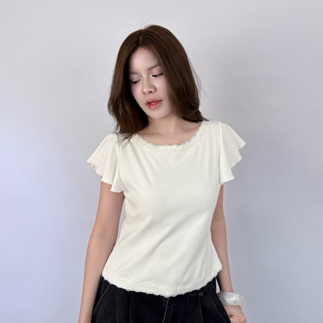 Cotton top - เสื้อยืดแต่งลูกไม้ แขนระบาย พรางต้นแขน (คอตตอน)