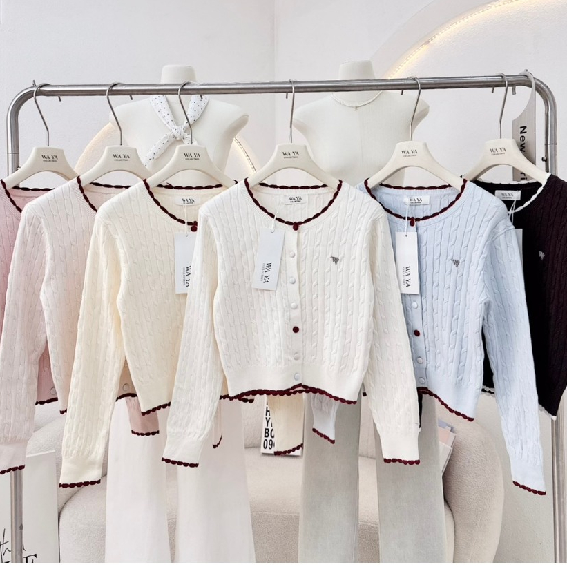 Anna top เสื้อไหมพรมแขนยาว คอกลม แต่งขอบ กระดุมพาสเทล เนื้อผ้าลายเปีย KN.Clothes