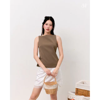 GIGI TOP (เฉพาะเสื้อ) เสื้อแขนกุดคอปาดทดีเทลผ่าแยกด้านข้าง ด้านหลังมีสายปรับระดับช่วยให้เข้ารูปสวยตามสัดส่วน