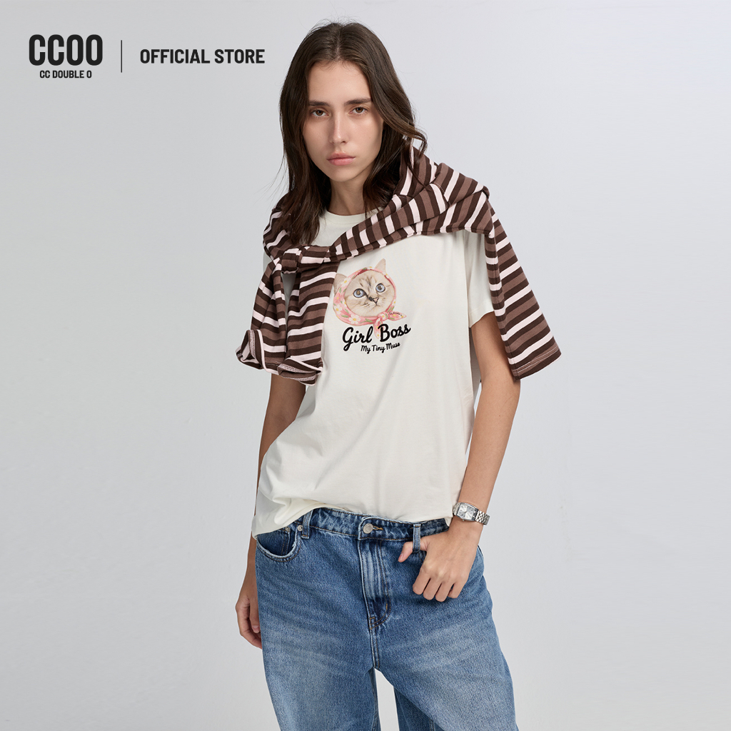 CC DOUBLE O CAT GIRL BOSS GRAPHIC TEE ผู้หญิง เสื้อยืดลายกราฟิกลายแมวผูกผ้าโพกสีแดง รุ่น O26WGWA215 (AW26 #P3)