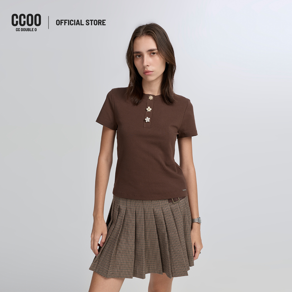 CC DOUBLE O JEWEL BUTTON HENLEY NECK TEE ผู้หญิง เสื้อยืดเฮนลีย์แต่งกระดุม รุ่น O26WGWA196 (AW26 #P3)