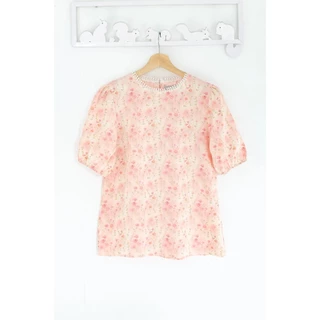 Narinari : MT7750 Lace Trim Floral Print Blouse