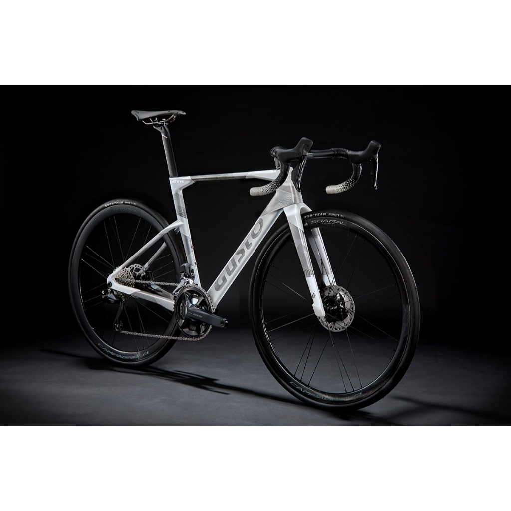 จักรยานเสือหมอบ GUSTO รุ่น GTR SPORT LEGEND (2026) การส่งกำลังที่เฉียบคม และความนิ่งในความเร็วสูง