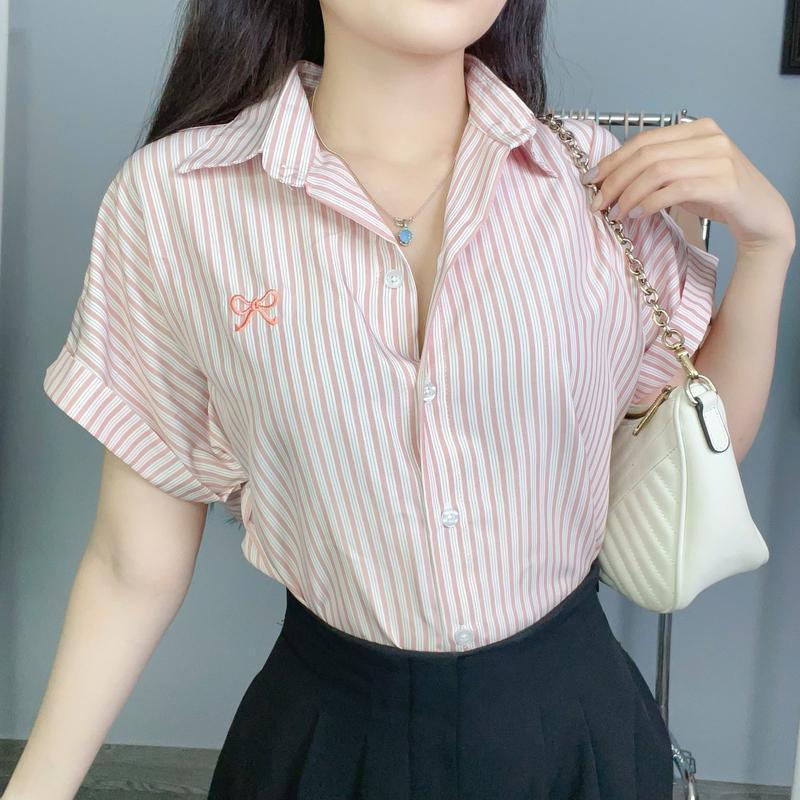 C&T#เสื้อเชิ้ตผู้หญิง เสื้อเชิ้ตลายทางสีเทาปักโบว์ เสื้อเชิ้ตแฟชั่นปกตั้ง สไตล์เกาหลี เรียบหรู เหมาะกับผู้หญิง#W559