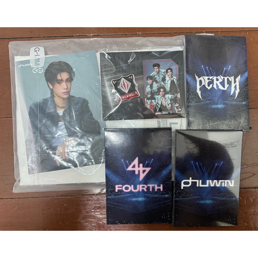 พร้อมส่ง Riser Concert Lykn mini photo เข็มกลัด Jasper Phuwin