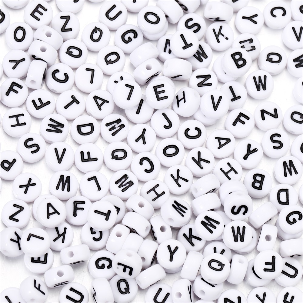 ลูกปัดตัวอักษร A-Z (100 ชิ้น) อะครีลิคกลมแบนสีขาว อะไหล่ร้อยชื่อ พวงกุญแจสร้อยข้อมือ DIY