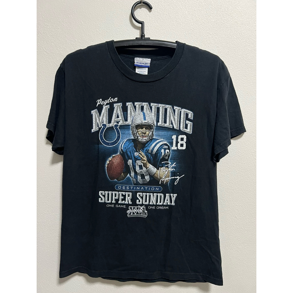 เสื้อยืดมือสอง Reebok สีดำ สกรีนลาย Peyton Manning ของทีม Indianapolis Colts ในช่วงต้นยุค 2000s.
