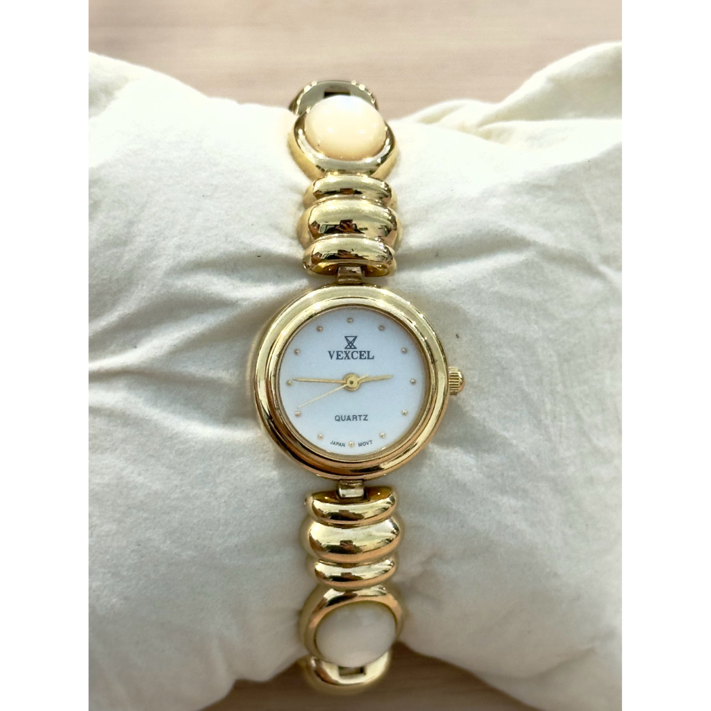 นาฬิกาข้อมือสุภาพสตรี VEXCEL Quartz ทรงกำไลเรือนทอง ประดับมุกหรูหรา เครื่องญี่ปุ่น พร้อมใช้งาน