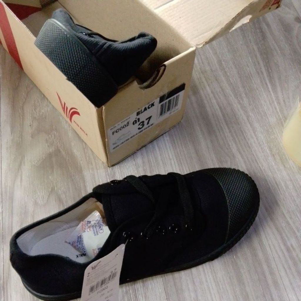 รองเท้าผ้าใบสีดำ​ Win Walkไซส์37