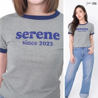 Serene's Choice เสื้อยืดคอกลม แขนสั้น รุ่น Serene Pop กุ๊นขอบแขน สกรีนโลโก้ มินิมอล T-Shirt