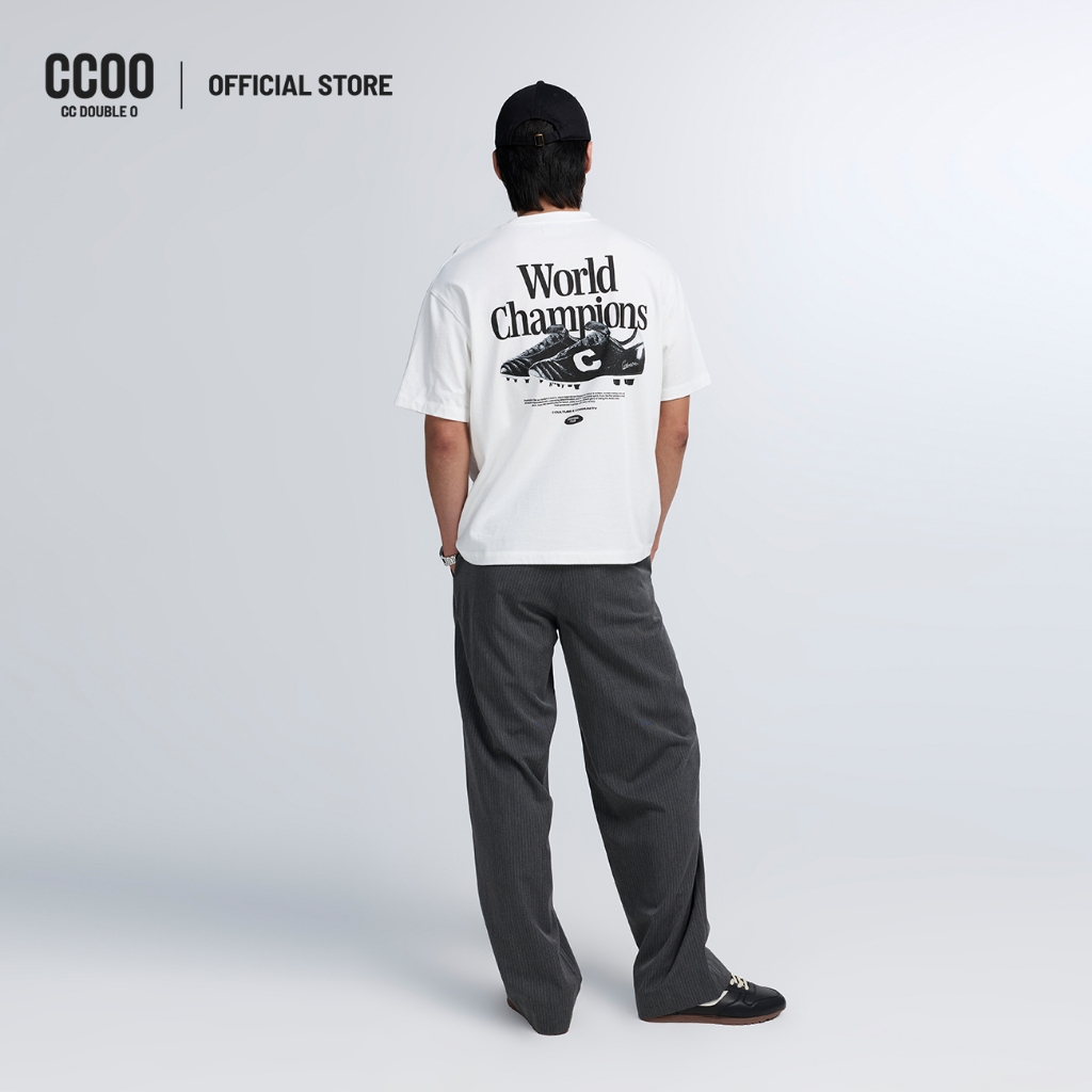 CC DOUBLE O WORLD CHAMPIONS BOXY TEE ผู้ชาย เสื้อยืดทรงบ็อกซี่ลาย World Champions รุ่น O26WGMA002 (A