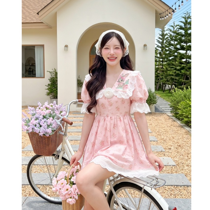 (มี3XL) Maria Diamond สีชมพูพีช Lady Peach Dress เดรสสั้นผ้าชีฟองพิมพ์ลาย ปกงานปัก + เข็มกลัดดอกไม้ ซิปหลัง มีซับใน