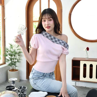 JARINYA (S-L) เสื้อไหมพรมปาดไหล่แขนสั้น แต่งคอปกลายสก็อต